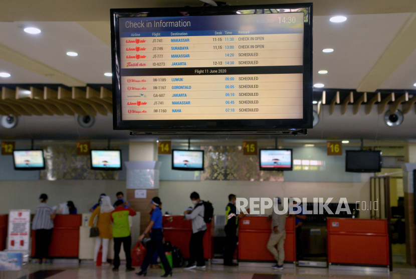 Aktivitas penumpang tampak lengang di loket check in Bandara Sam Ratulangi, Manado, Sulawesi Utara, Rabu (10/6/2020). Minuman keras masih mendominasi pemusnahan barang terlarang dalam penerbangan di Bandara Sam Ratulangi, Manado, Sulawesi Utara.