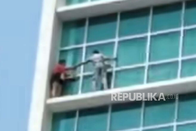 Tangkap layar Seorang perempuan melakukan percobaan bunuh diri di salah satu gedung hotel di Kota Padang.