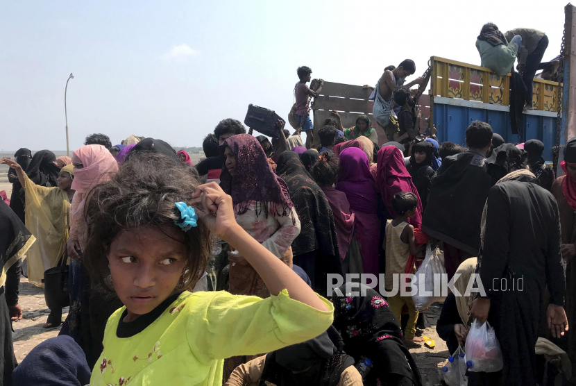 Pengungsi Rohingya berkumpul di Teknaf dekat Cox's Bazaar Bangladesh. Ratusan warga Rohingya yang terombang-ambing di atas kapal akan dikarantina. Ilustrasi.