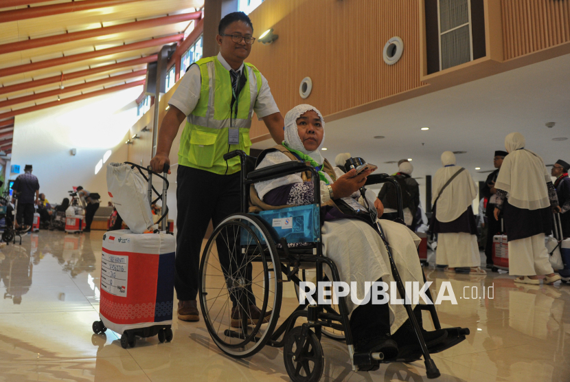 Petugas membantu jamaah haji untuk melakukan proses imigrasi di Terminal Khusus Haji dan Umroh di Terminal 2F, Bandar Udara Internasional Soekarno Hatta, Tangerang, Banten, Ahad (4/5/2025). Terminal Khusus Haji dan Umroh tersebut menyediakan 10 konter imigrasi dengan jalur tersendiri bagi jamaah haji Indonesia yang akan berangkat ke tanah suci sehingga para jamaah haji tidak perlu mengantre di konter imigrasi setibanya di Arab Saudi. Selain itu terminal tersebut juga dapat menampung jamaah sebanyak 94 juta orang per tahun. Keberadaan Terminal Khusus Haji dan Umroh diharapkan mampu memberikan pelayanan terbaik bagi jamaah dengan sejumlah fasilitas ruang tunggu yang nyaman dan luas serta memiliki jalur khusus untuk proses imigrasi. Pada musim haji 2025, Indonesia mendapatkan kuota jemaah haji sebanyal 221.000 orang yang terdiri dari 203.320 jemaah haji reguler dan 17.680 jemaah haji khusus