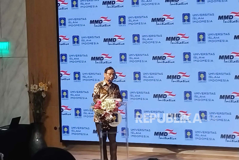 Pakar hukum tata negara Mahfud MD menjadi pembicara di kampus Universitas Islam Indonesia (UII), Yogyakarta, Selasa (30/4/2024). 