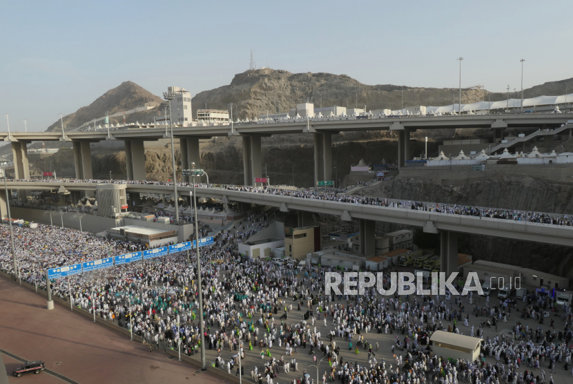 Jamaah haji berjalan usai melempar jamrah hari kedua di Jamarat, Mina, Arab Saudi, Kamis (29/6/2023). Jutaan jamaah haji memadati kawaaan Jamarat untuk melaksanakan lempar jamrah Ula, Wustha, Aqabah.  