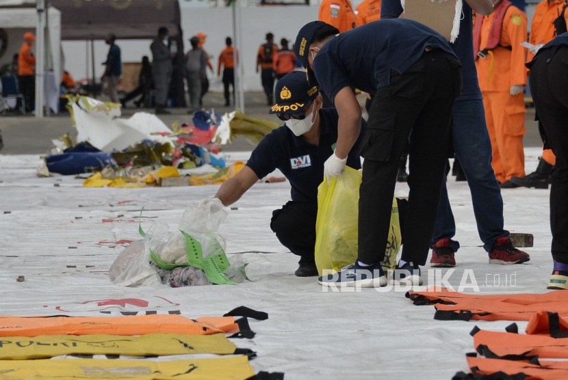 Tim Disaster Victim Identification (DVI) Polri melakukan identifikasi jenazah korban pesawat Sriwijaya Air SJ 182 di Dermaga JICT 2, Jakarta, Senin (11/1). Foto : Edwin Putranto/Republika