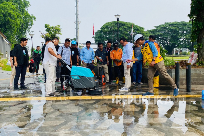 Wali Kota Bogor Bima Arya Sugiarto, memantau sambil mencoba membersihkan trotoar di Alun-Alun Kota Bogor yang kotor dan menghitam akibat pedagang kaki lima (PKL), Selasa (13/6/2023). 