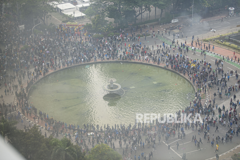 Pengunjuk rasa yang menolak pengesahan Undang-Undang Cipta Kerja berdemonstrasi di Bundaran Patung Kuda Arjuna Wijaya, Jalan Medan Merdeka Barat, Jakarta, Kamis (8/10/2020). 