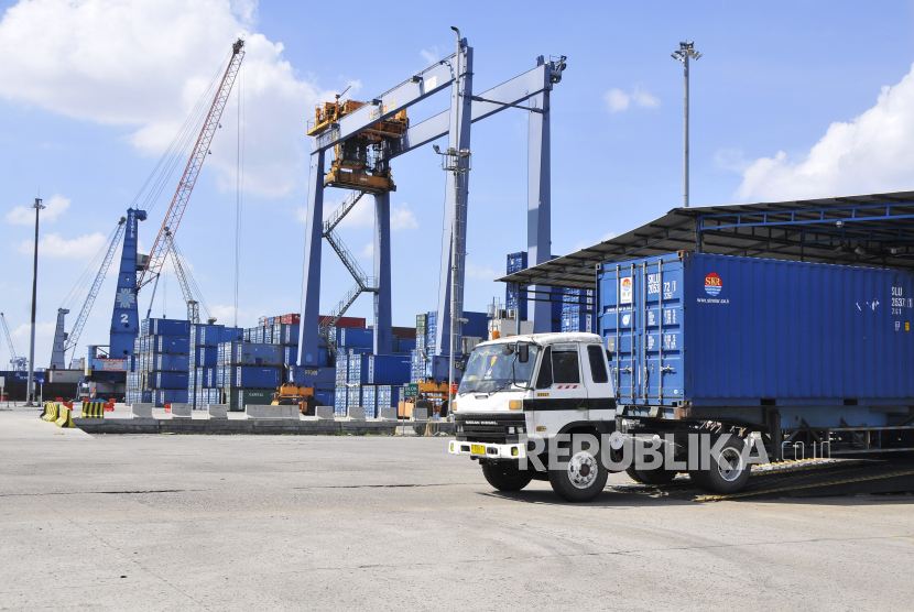 Truk kontainer melintas di kawasan Pelabuhan Tanjung Priok, Jakarta Utara. Kementerian Kelautan dan Perikanan (KKP) melepas 19.145,3 ton dan 1,2 juta ekor ikan sehat bermutu dari berbagai daerah.