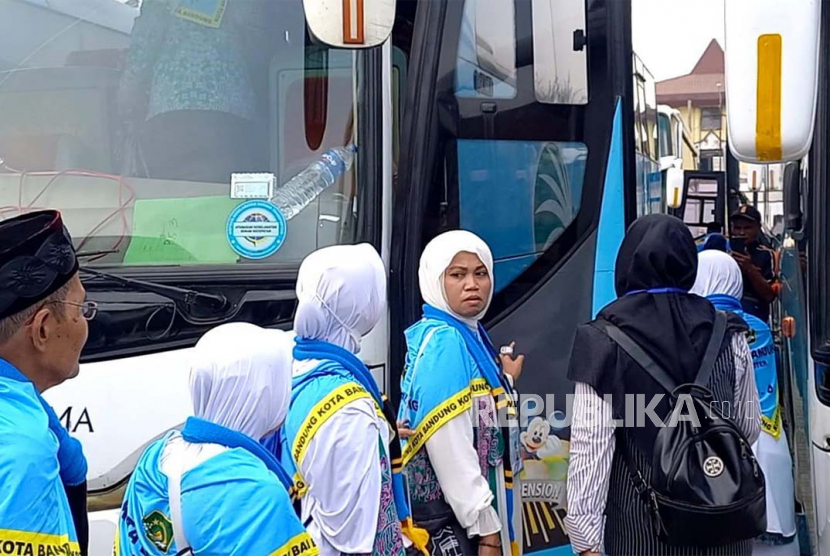 Kloter pertama jamaah haji asal Kota Bandung berjumlah 472 orang ditambah 8 orang petugas berangkat hari ini, Senin (29/5/2023) menuju embarkasi di Bekasi. Mereka akan menginap dan selanjutnya langsung berangkat ke Mekkah, Arab Saudi.  