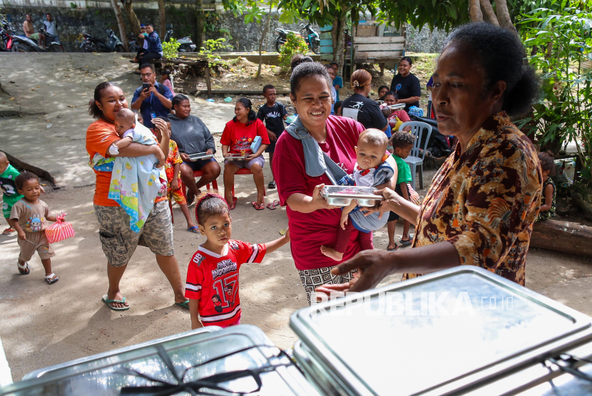 Senyum Bahagia Ibu dan Anak di Manokwari Terima Paket MBG