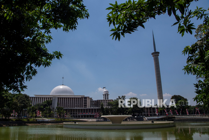 Masjid Istiqlal menjadi kebanggaan dan simbol harmoni di Indonesia Suasana halaman Masjid Istiqlal Jakarta, Kamis (27/8/2020). 