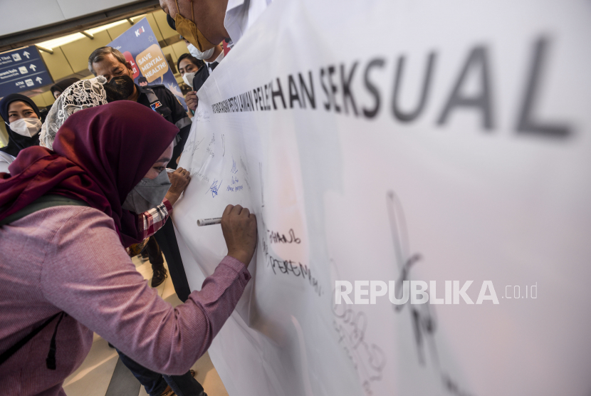 Warga membubuhkan tanda tangan saat kampanye pencegahan pelecehan seksual di stasiun. 