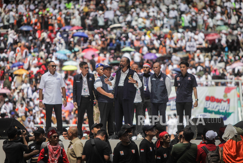 Ketua Umum Partai NasDem Surya Paloh menyampaikan sambutan saat kampanye akbar di Jakarta International Stadium, Jakarta, Sabtu (10/2/2024). Kampanye akbar bertajuk Bersatu, Berani, Berubah yang merupakan rangkaian kampanye terakhir sebelum masa tenang Pilpres 2024 tersebut dihadiri oleh ratusan ribu simpatisan dari berbagai daerah.