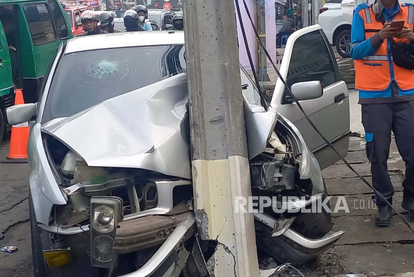 Sebuah mobil sedan mengalami kecelakaan lalu lintas tunggal yaitu menabrak tiang listrik beton yang berada di pinggir Jalan Setiabudi, Kota Bandung, Kamis (7/3/2024) pagi. Akibatnya, bagian depan mobil mengalami kerusakan parah alias ringsek.  