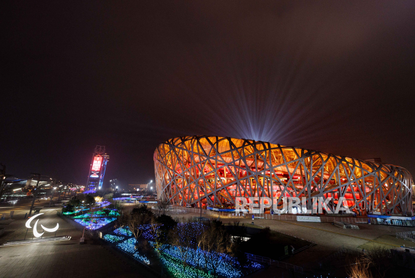  Foto selebaran yang disediakan oleh OIS/IOC menunjukkan Stadion Nasional Beijing menyala selama upacara penutupan Paralimpiade Musim Dingin 2022 di Stadion Nasional di Beijing, Cina, 13 Maret 2022.
