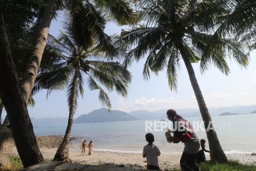Pengunjung menikmati pemandangan di Pantai Mutiara, Trenggalek, Jawa Timur.