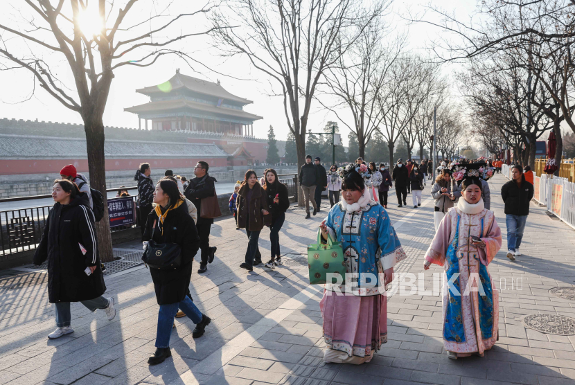 Turis berjalan di Beijing, China, 28 Desember 2023. 