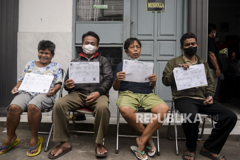 Warga menunggu pembagian Bantuan Langsung Tunai (BLT) subsidi Bahan Bakar Minyak (BBM) di kawasan Gambir, Jakarta, Jumat (2/9/2022). Warga di Jabar juga sudah mulai menerima BLT BBM.