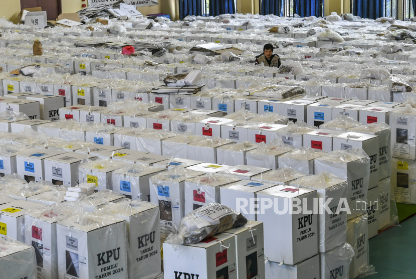 Petugas Panitia Pemilihan Kecamatan (PPK) Tanah Abang menata kotak suara, Jakarta, Senin (19/2/2024). (Ilustrasi)