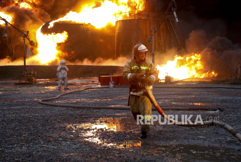  Petugas pemadam kebakaran bekerja di lokasi pembakaran tank setelah penembakan depot minyak oleh pasukan Ukraina di Shakhtarsk, Republik Rakyat Donetsk, Ukraina timur, Kamis, 27 Oktober 2022.