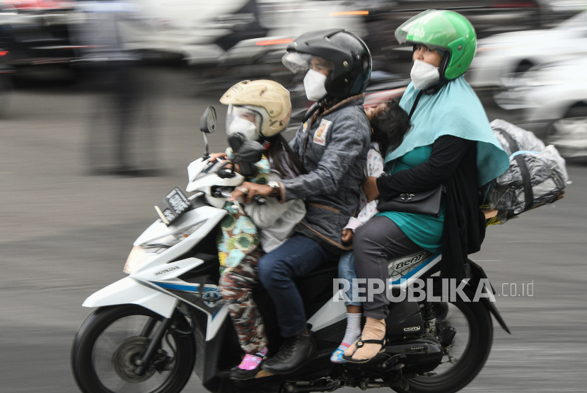 Pemudik bersepeda motor melintas di Kalimalang, Bekasi, Jawa Barat, Kamis (28/4/2022). Pada H-4 Lebaran pemudik sepeda motor mulai banyak yang melintas di Bekasi. 