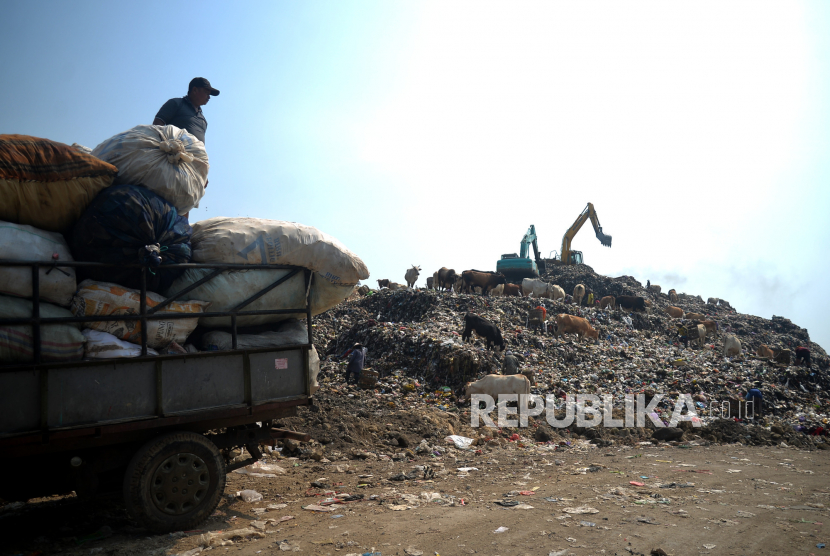 Alat berat meratakan tumpukan sampah pembuangan terakhir di Tempat Pembuangan Akhir (TPA) Piyungan, Bantul, DI Yogyakarta.