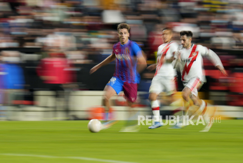  Dalam foto yang diambil dengan kecepatan rana lambat ini, Nico Gonzalez dari Barcelona berlari dengan bola saat pertandingan sepak bola La Liga Spanyol antara Rayo Vallecano dan FC Barcelona di stadion Vallecas di Madrid, Spanyol, beberapa waktu lalu.