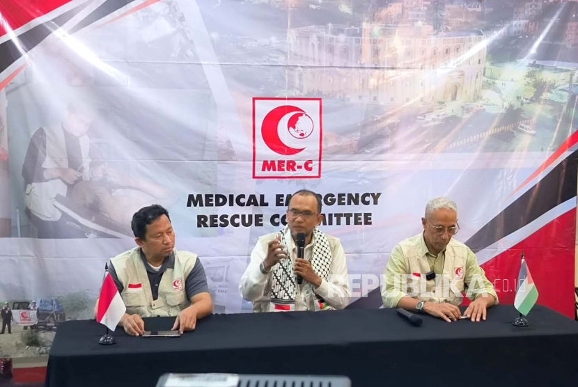 Konferensi Pers MER-C Indonesia untuk mengklarifikasi tuduhan Israel terhadap Rumah Sakit (RS) Indonesia di kantor pusat MER-C di Jakarta, Senin (6/11/2023) 