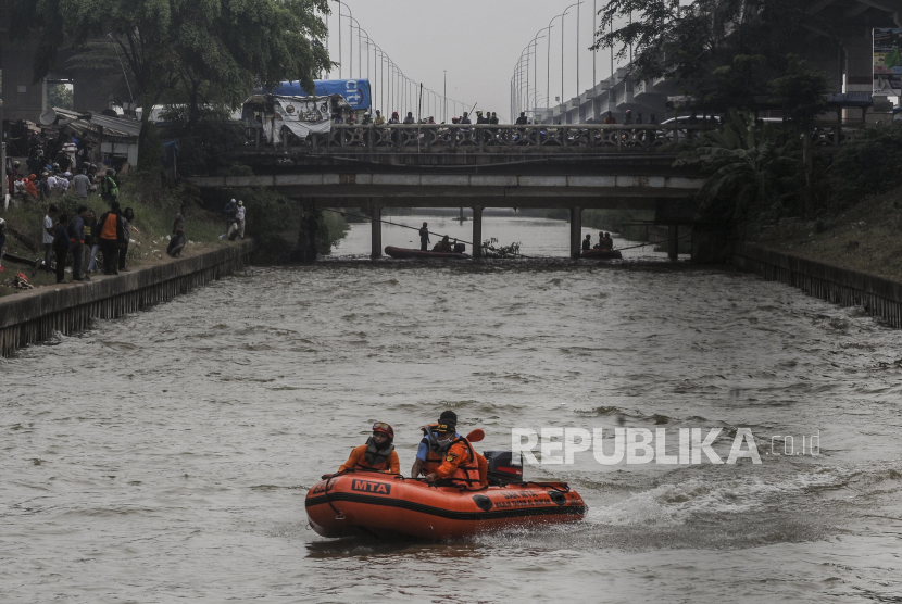  Kecelakaan mobil tercebur yang diduga disebabkan supir mengantuk (ilustrasi).