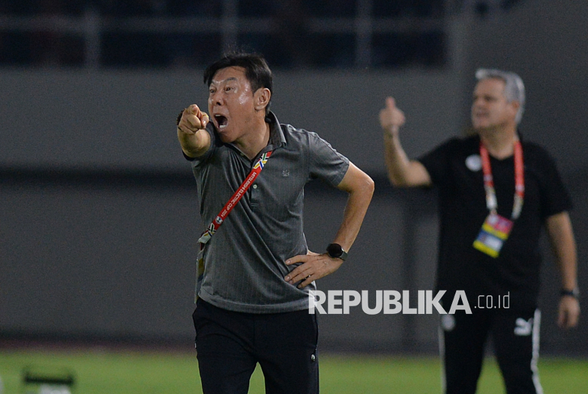 Ekspresi pelatih Timnas Indonesia Shin Tae Yong saat melawan Filipina pada pertandingan Grup B Piala AFF di Stadion Manahan, Solo, Sabtu (21/12/2024). Indonesia kalah dengan skor 0-1 dari Filipina. Dengan kekalahan ini, Timnas Indonesia tersingkir dari kejuaraan Piala AFF 2024.