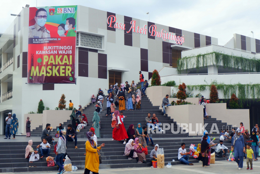 Sejumlah pengunjung duduk di pelataran Pasa Ateh yang baru diresmikan, di Bukittinggi, Sumatera Barat, Rabu (24/6/2020). Kepala Kantor Perwakilan Bank Indonesia Provinsi Sumatra Barat, Wahyu Purnama, mengatakan, Sumbar tercatat mengalami inflasi pada September 2021. 