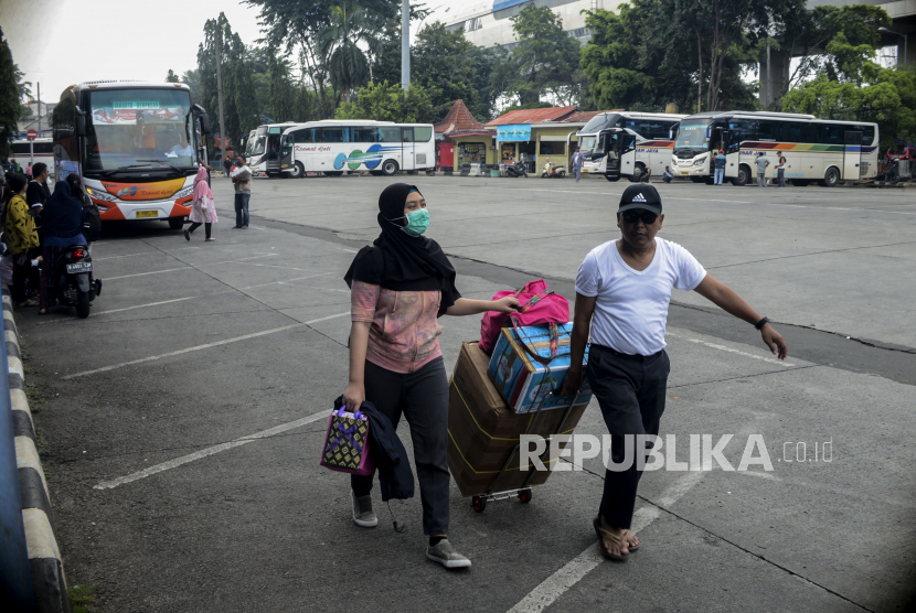 Penumpang usai menaiki bus Antar Kota Antar Kota Antar Provinsi (AKAP) di Terminal Kampung Rambutan, Jakarta, Ahad (29/3). Mulai Senin (30/3) sore, Terminal Kampung Rambut menutup operasional bus untuk cegah penyebaran Covid-19.