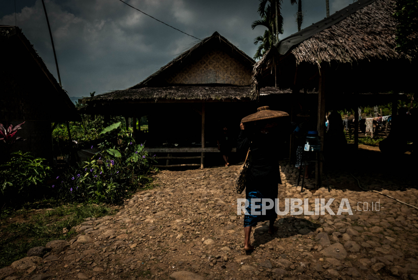 Warga suku Badui pulang ke rumahnya usai melakukan perekaman KTP Elektronik di Kampung Cijahe, Kabupaten Lebak, Provinsi Banten, Sabtu (28/8/2021).