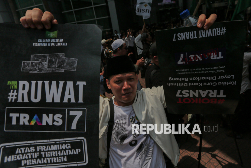 Dianggap Lecehkan Pesantren, Ratusan Alumni Ponpes Gelar Aksi Demo di Kantor Trans7