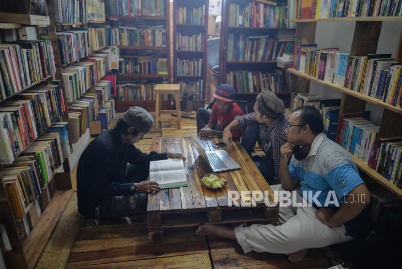Sekelompok santri mencoba berlajar dengan membaca buku di perpustakaan (ilustrasi) 