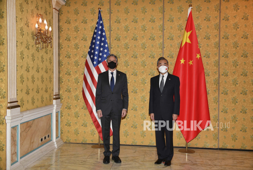 Menteri Luar Negeri AS Antony Blinken, kiri, dan Menteri Luar Negeri China, Wang Yi bertemu.