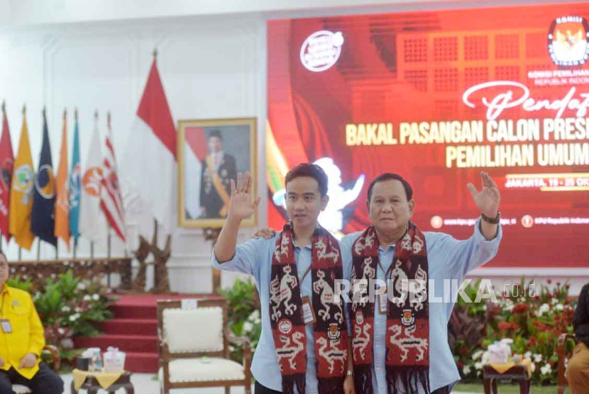 Pasangan calon presiden Prabowo Subianto bersama calon wakil presiden Gibran Rakabuming Raka saat mendaftar di KPU.