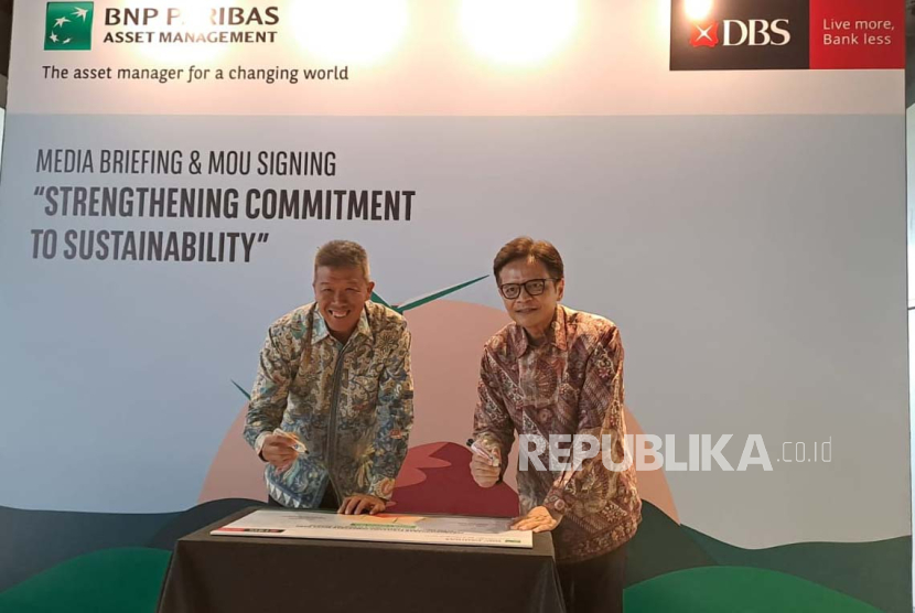 Consumer Banking Director PT Bank DBS Indonesia Rudy Tandjung dan Presiden Direktur PT BNP Paribas Asset Management Priyo Santoso di acara penandatanganan MoU kerja sama memasarkan produk reksa dana berbasis ESG, Rabu (2/8/2023). 