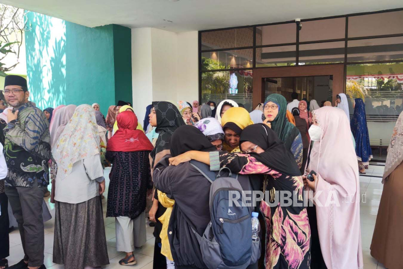 Isak tangis warnai penyerahan jenazah dosen UIN Solo yang diduga meninggal akibat kekerasan, Jumat (25/8/2023).