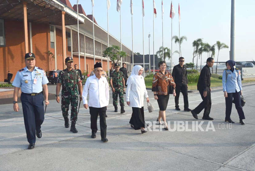 Wakil Presiden KH Maruf Amin saaat bertolak menuju Tarakan, Kalimantan Utara untuk menghadiri pengukuhan Komite Daerah Ekonomi dan Keuangan Syariah di Kaltara, Kamis (3/8/2023).