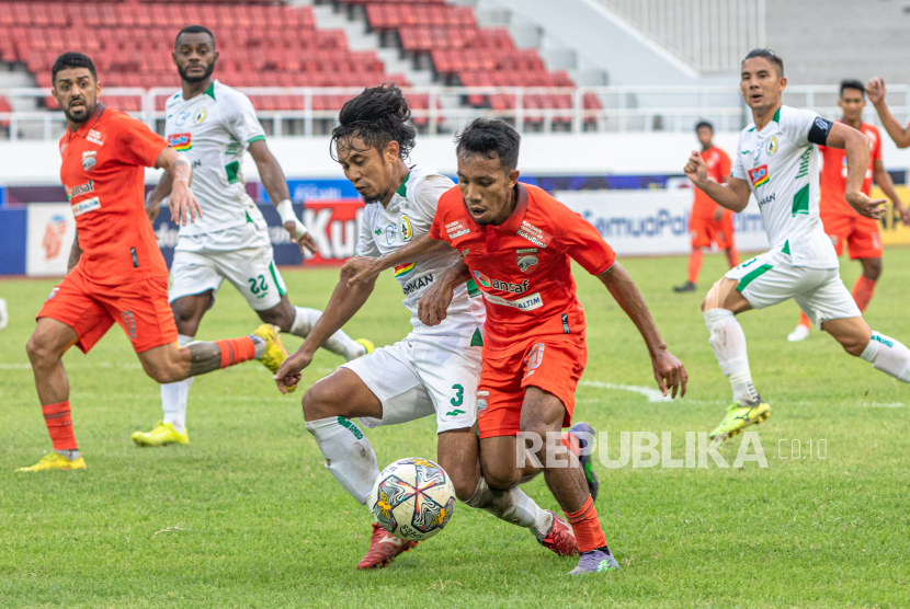 Pesepak bola Borneo FC  M Sihran (kanan) berebut bola dengan pesepak bola PSS Sleman Bagus Nirwanto (kiri) dalam pertandingan lanjutan BRI Liga 1 di Stadion Jatidiri, Semarang, Jawa Tengah, Senin (12/12/2022). Pertandingan tersebut berakhir imbang dengan skor 0-0. 