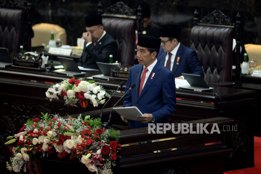 Presiden Joko Widodo menyampaikan pidato dalam rangka penyampaian pengantar RUU APBN 2024 pada sidang Paripurna DPR di Gedung Nusantara, Senayan, Jakarta, Rabu (16/8/2023).