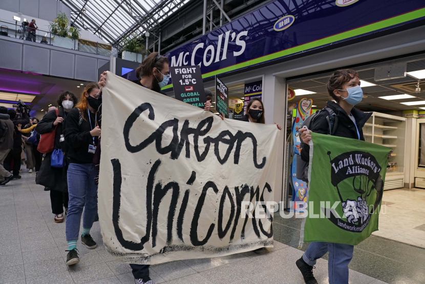 Aktivis iklim mengadakan demonstrasi melalui tempat KTT Iklim PBB COP26 di Glasgow, Skotlandia, Jumat, 12 November 2021.