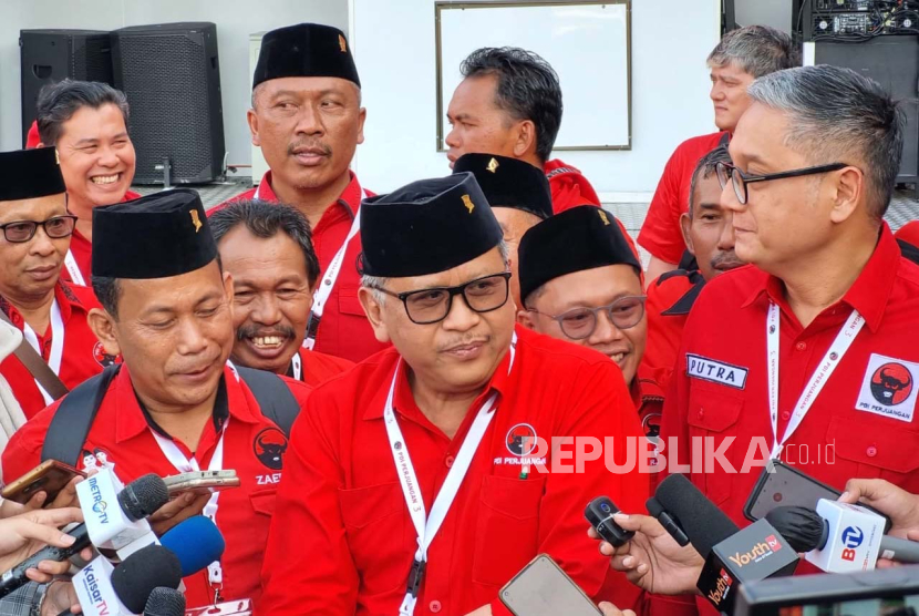 Sekretaris Jenderal Partai Demokrasi Indonesia Perjuangan (PDIP), Hasto Kristiyanto. Sekjen PDIP Hasto Kristiyanto menegaskan komitmen PDIP tetap ada di kabinet Jokowi.
