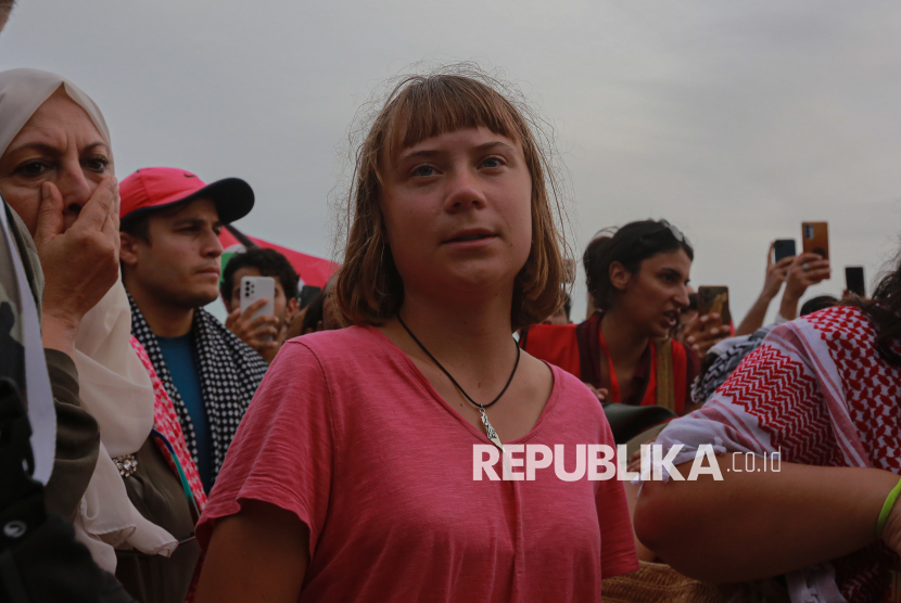 Aktivis Kemanusiaan Greta Thunberg, Thiago Avila dan Yasemin Akar tiba di Pelabuhan Sidi Bou Said, Tunisia, Ahad (6/9/2025). Kedatangan para aktivis dan relawan dari berbagai negara yang berangkat dari Spanyol disambut antusias oleh para delegasi dan warga Tunisia. Ketiga aktivis bersama ratusan relawan dari 44 negara tersebut akan melakukan pelayaran dari Tunisia menuju Gaza untuk membuka koridor kemanusiaan  untuk masyarakat Palestina di Gaza.