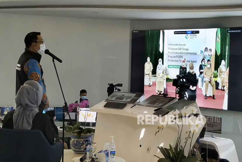 Gubernur Jawa Barat Ridwan Kamil memberi sambutan saat Mini Townhall Pelepasan 500 Tenaga Kesehatan untuk Implementasi Program Puspa (Puskesamas Terpadu dan Juara) secara virtual, di Jabar Command Center, Gedung Sate, Kota Bandung, Selasa (16/3). 500 Tenaga kesehatan tersebut akan dikhususkan untuk manangani Covid-19.