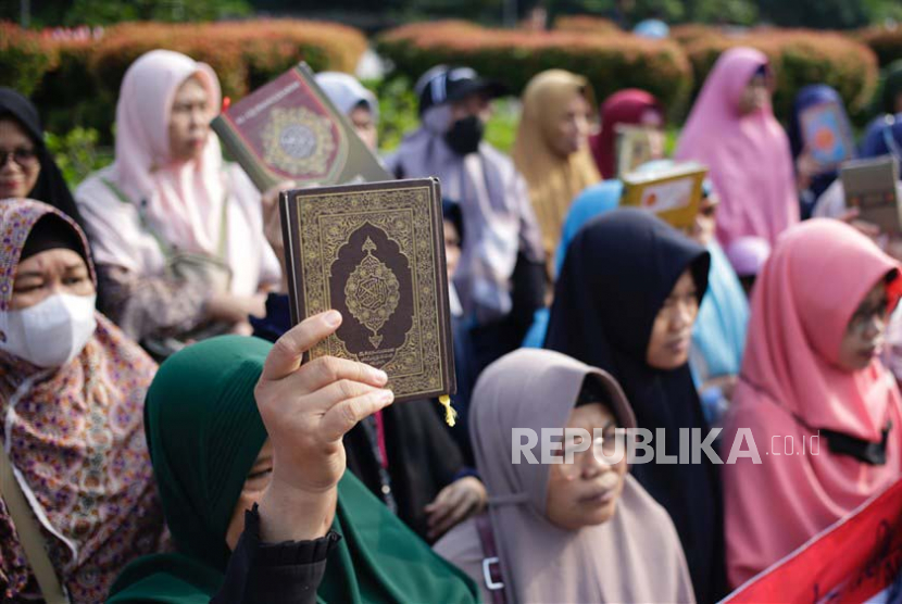 Umat muslim melakukan aksi unjuk rasa di Jakarta, Ahad (2/7/2023). Aksi unjuk rasa ini sebagai bentuk protes terhadap Swedia atas peristiwa pembakaran Alquran di Stockholm.