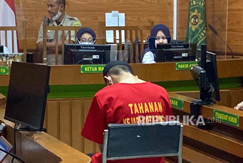 Suasana sidang pelaku utama pembacokan pelajar di Bogor, ASR alias T (17 tahun), di ruang sidang anak Pengadilan Negeri (PN) Bogor, Senin (12/6/2023). ASR divonis hukuman pidana selama 9 tahun setelah membacok pelajar lain hingga tewas.  