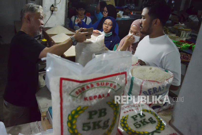 Pedagang beras melayani pembeli di Pasar Kosambi, Kota Bandung. Sebagian besar harga pangan secara rata-rata nasional mengalami kenaikan pada Rabu (17/4/2024).