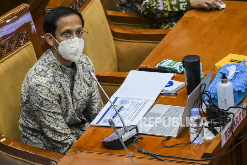 Menteri Pendidikan dan Kebudayaan Nadiem Makarim mengikuti rapat kerja dengan Komisi X DPR di Kompleks Parlemen, Senayan, Jakarta, Kamis (18/3/2021). Rapat tersebut membahas persiapan vaksinasi COVID-19 bagi guru, murid dan mahasiswa serta membahas persiapan pembukaan pembelajaran tatap muka sekolah di bulan Juli.