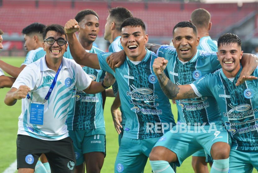 Pesepak bola PSBS Biak Alexsandro Dos Santos Perreira (tengah) berselebrasi bersama rekan setimnya usai mencetak gol ke gawang Bali United saat pertandingan Liga 1 2024/2025 di Stadion Kapten I Wayan Dipta Gianyar, Bali, Ahad (3/11/2024). PSBS Biak mengalahkan Bali United dengan skor 2-0. 