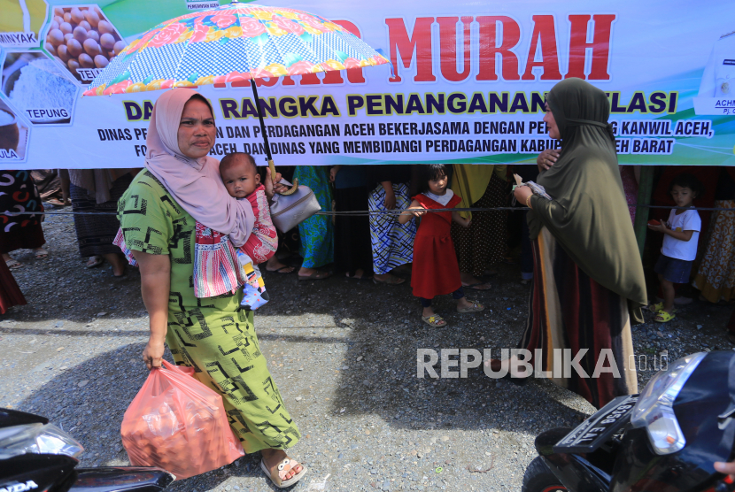 Warga membawa barang kebutuhan pokok yang dibeli saat operasi pasar murah (ilustrasi). Pemerintah Kota Bandar Lampung, Provinsi Lampung, mulai bersiap menggelar pasar murah bahan pokok kebutuhan dapur rumah tangga setiap hari. 